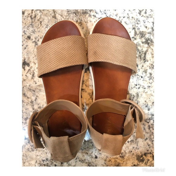 Women’s MIA platform sandals - Picture 2 of 4